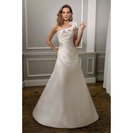 Elegante vestido de novia casual sexy con mangas asimétricas.