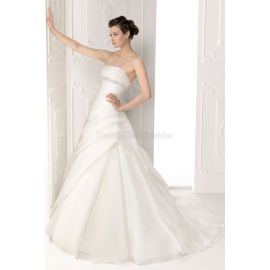 vestido de novia elegante con cuentas sin mangas de una línea