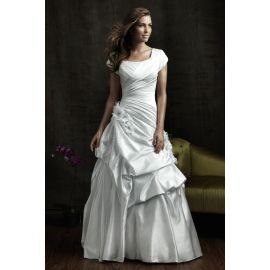 Vestido de novia vintage elegante con pedrería y manga corta