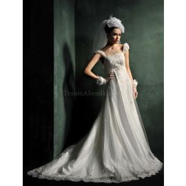 Vestido de novia de tul con escote vertical y cola capilla con borde