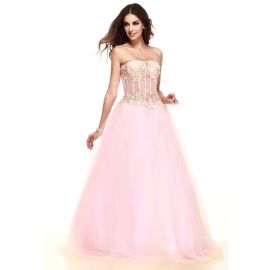 Elegante vestido de noche rosa con escote corazón