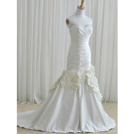 Elegantes vestidos de novia de raso sirena fruncidos con flores de tela