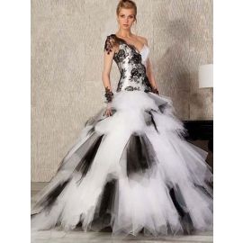 Exclusivo vestido de novia de un solo hombro en blanco y negro