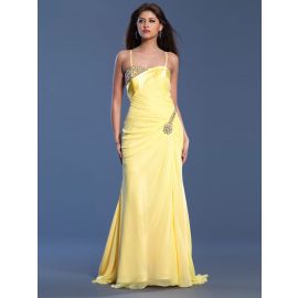 Elegantes vestidos largos de graduación amarillos con cola.