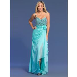 Elegantes vestidos de fiesta largos azules con una abertura en el frente.
