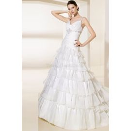 Vestido de novia romántico y moderno con tirantes finos y aplicaciones
