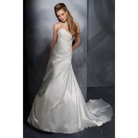 Vestido de novia formal elegante con drapeado lateral clásico