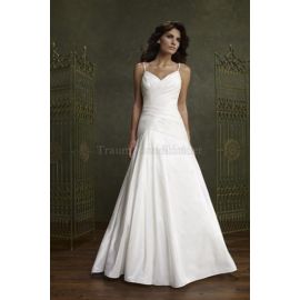 Un vestido de novia simple con cremallera de línea con entrecruzamiento