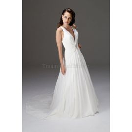 Vestido de novia casual moderno con espalda abierta y broche de flor de cristal