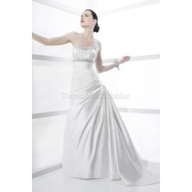 Vestido de novia largo hasta el suelo con cintura baja y pedrería