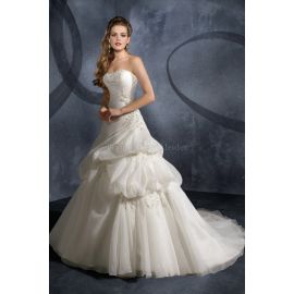 Atractivo vestido de novia formal de princesa con apliques.