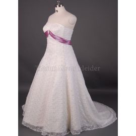 Vestido de novia formal romántico sin tirantes con broche de flores de cristal