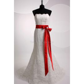 Elegante vestido de novia formal largo hasta el suelo con cinturón