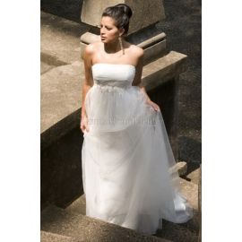 Vestido de novia transparente sin tirantes con cola de barrido y corpiño plisado