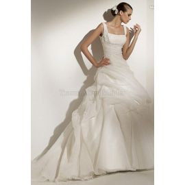 Atractivo vestido de novia suelto de lujo con un corpiño plisado