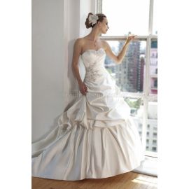 Vestido de novia glamour clásico con pedrería y apliques