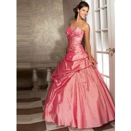 Elegantes vestidos largos de confirmación con cortinas bordadas en forma de corazón