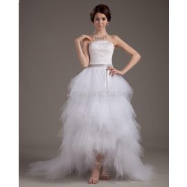 Vestido de novia romántico de tul sin mangas con capas