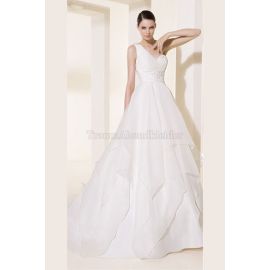 Un vestido de novia elegante y atractivo con tirantes hecho de organza.