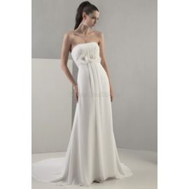 Un vestido de novia formal simple de línea con cuentas