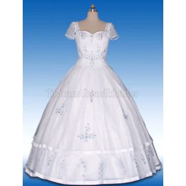 Vestido de novia con apliques románticos y escote corazón con cola capilla