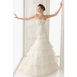Vestido de novia sin mangas con tren capilla atemporal de sirena