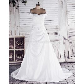 Vestido de novia vintage de cola capilla con hombros descubiertos y sin mangas