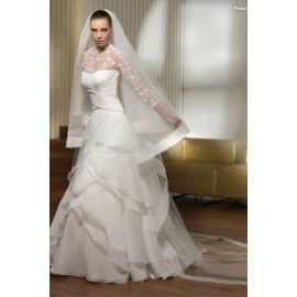 Vestido de novia romántico sin tirantes con corpiño plisado en capas