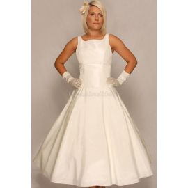Vestido de novia sencillo y moderno de tafetán con escote redondo