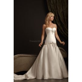 Vestido de novia formal atemporal con pedrería hasta el suelo