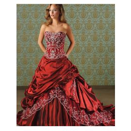 Exclusivo vestido de novia evasé bordado rojo con cola