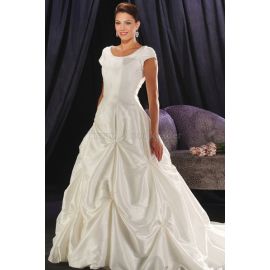 Precioso vestido de novia clásico con cintura natural y cola capilla