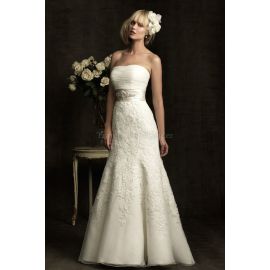 Atractivo vestido de novia romántico con pedrería y apliques